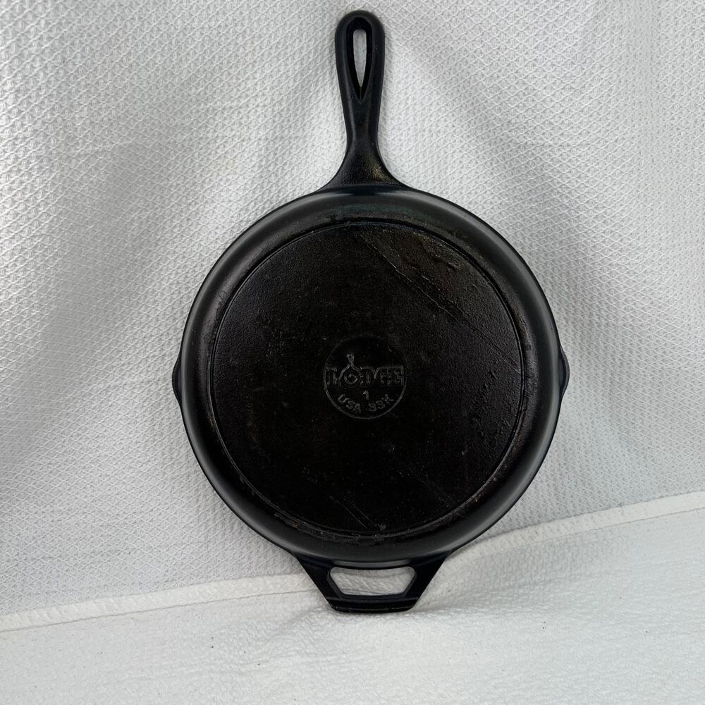 Lodge 8SK Cast Iron Skillet 10" Double-Handle with Two Pour Spouts